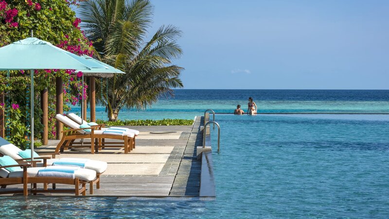 Malediven-Landaa-Giraavaru-Hotel-Four-Seasons-Resort-Zwembad