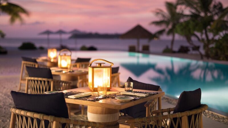Malediven-Maafushi-Como-Cocoa-Island-Hotel-dineren-aan-het-zwembad