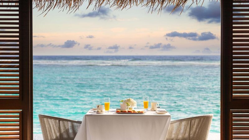 Malediven-North-Malé-Atoll-One-and-Only-Hotel-ontbijttafel-met-uitzicht-oceaan