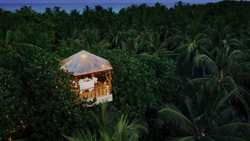 Malediven-North-Malé-Atoll-One-and-Only-Hotel-romantisch-diner-boven-de-jungle