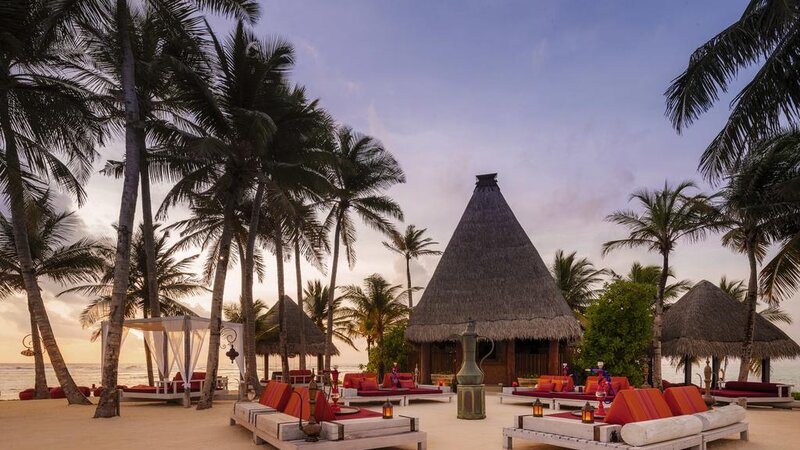 Malediven-North-Malé-Atoll-One-and-Only-Hotel-shisha-bar-op-het-strand
