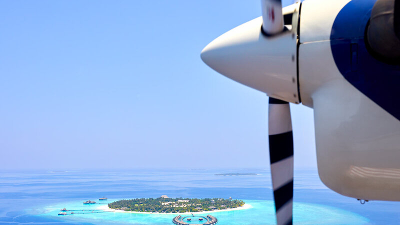 Malediven-Velaa-Private-Island-eiland-met-vliegtuig