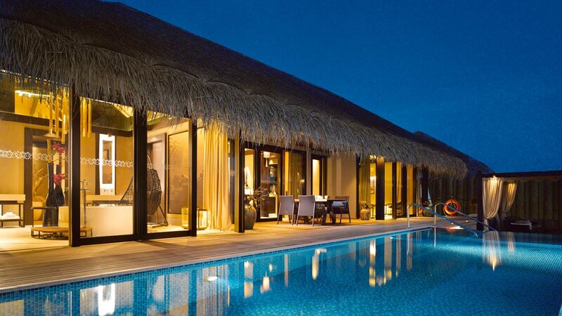 Malediven-Velaa-Private-Island-sunset-deluxe-water-pool-villa-zwembad-avond