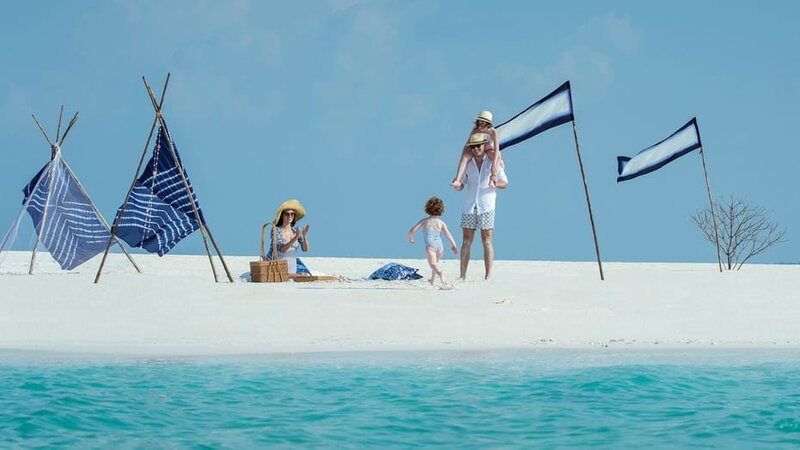 Malediven-Voavah-eiland-Four-Seasons-Baa-Atoll-familie-op-het-strand