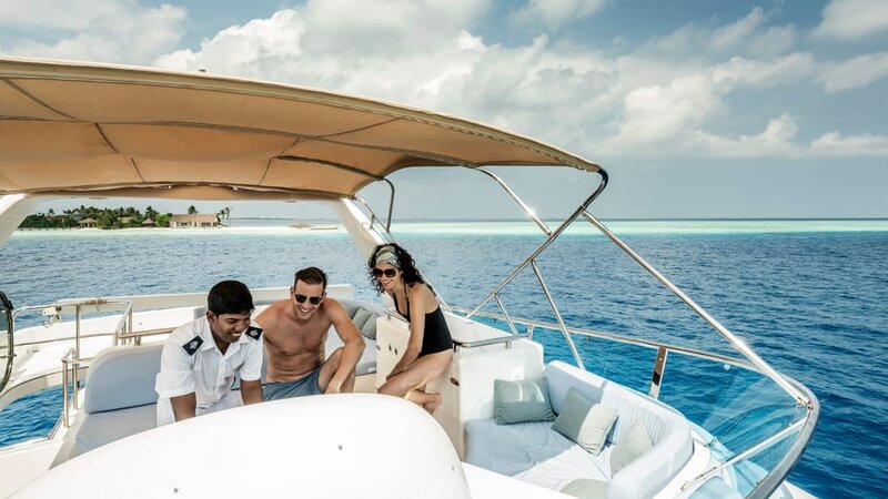 Malediven-Voavah-eiland-Four-Seasons-Baa-Atoll-koppel-met-kapitein-in-speedboot