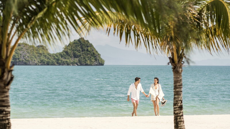 Maleisië-westkust-Four-Seasons-Resort-Langkawi-koppel-op-strand