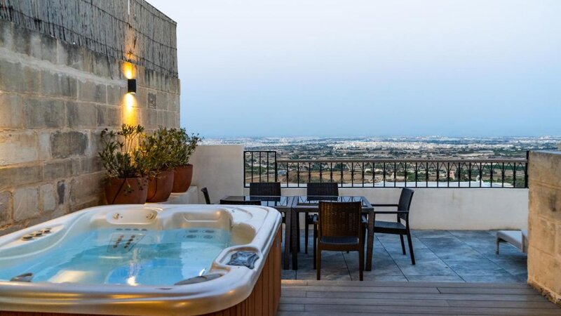 Malta-Hotel-Mdina-The Xara Palace-jacuzzi