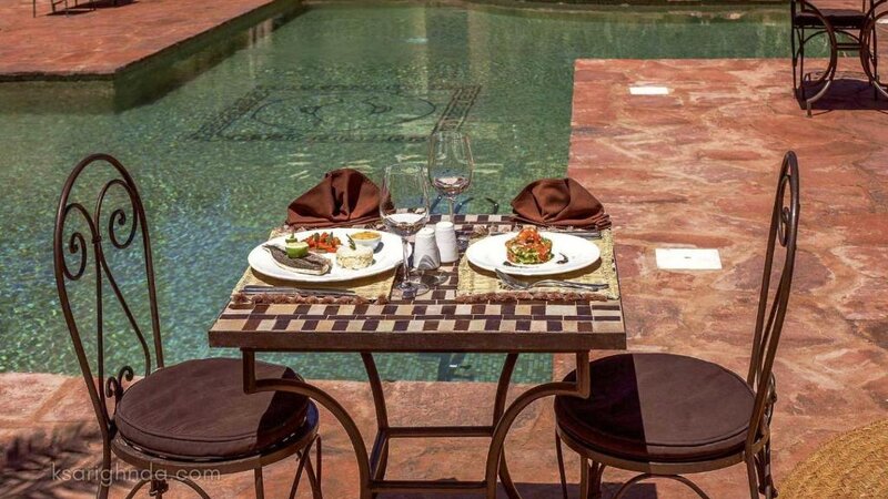 Marokko-Ouarzazate-Omgeving-Riad-Ksar-Ighnda-Pool diner