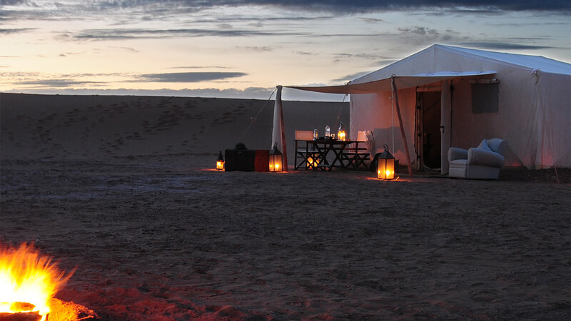 Marokko-Zagora-Woestijn-Erg-Chigaga-Azalai-Desert-Camp-tent-avond