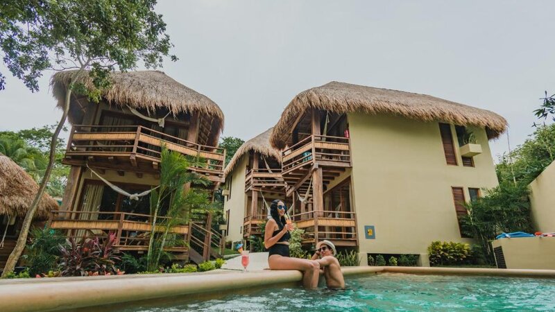 Mexico-Yucatan-Bacalar-Hotels-Hotel-Carolina-zwembad