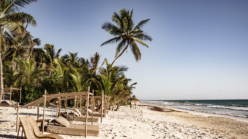 Mexico-Yucatan-Riviera-Maya-Hotels-Be-Tulum-strand-ligbedden