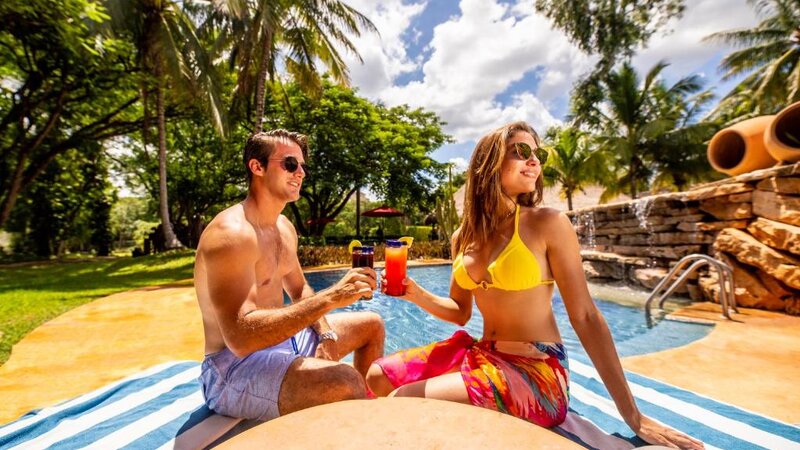 Mexico-Yucatan-Uxmal-Hotels-The-Lodge-Uxmal-zwembad-koppel-cocktail