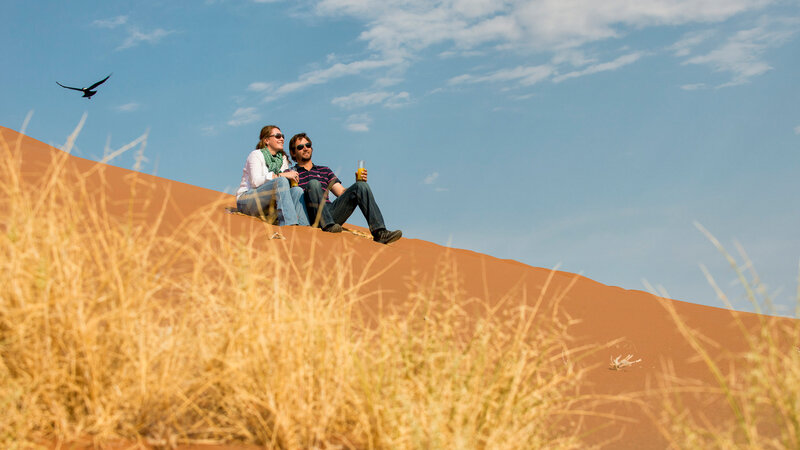 Namibië-algemeen-koppel op duin romantisch