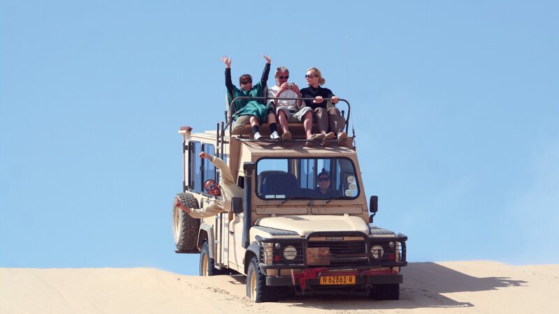 Namibië-algemeen-safari-mensen in jeep