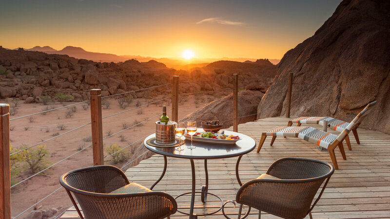Namibie-Damaraland-Mowani-Camp-aperitief-zonsondergang