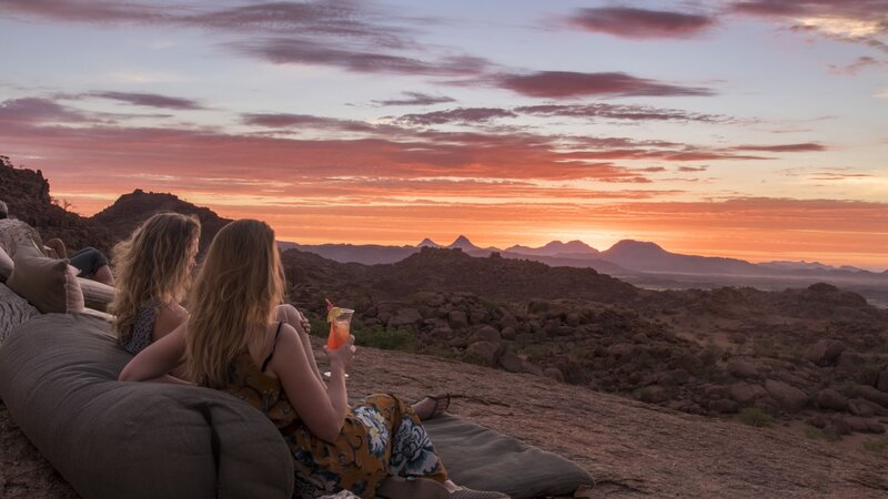 Namibie-Damaraland-Mowani-Camp-vrouwen-aperitief-zonsondergang