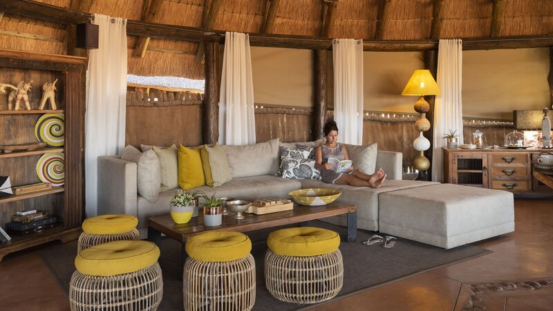 Namibie-Damaraland-Mowani-Camp-zetel-vrouw-leest-boek