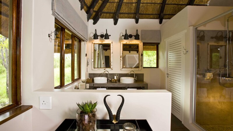 Namibie-Etosha-East-hotel-Mushara Lodge-badkamer-1