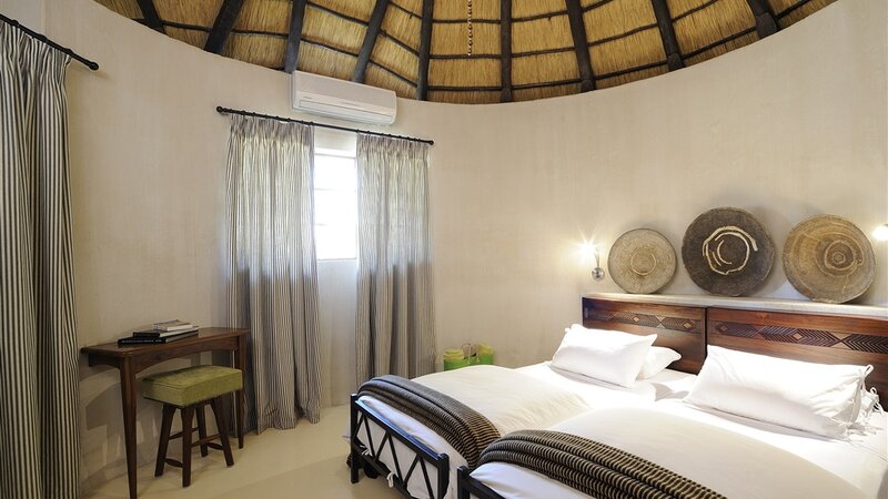Namibie-Etosha-East-hotel-Onguma Bush Camp-Hut-Interieur-2