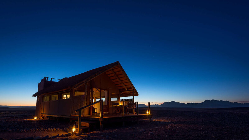 Namibie-Sossusvlei-Kulala-Desert-Lodge-Bungalow-avond