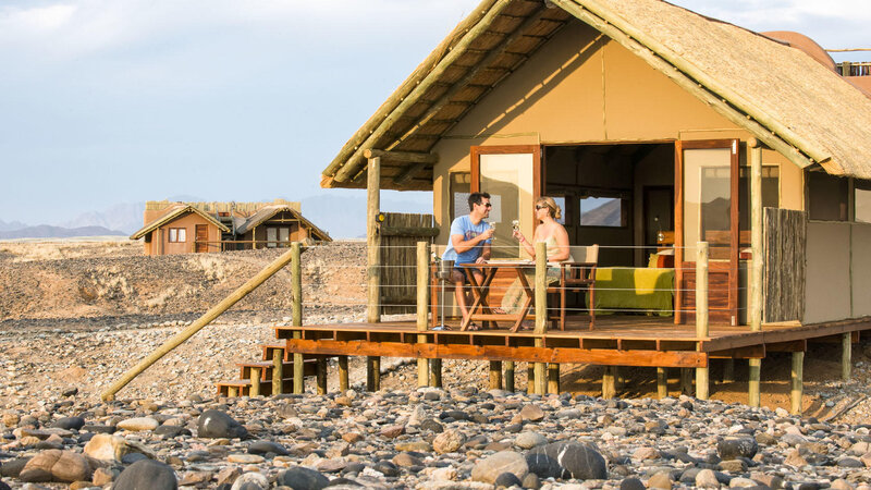 Namibie-Sossusvlei-Kulala-Desert-Lodge-hutje-mensen-op-terras