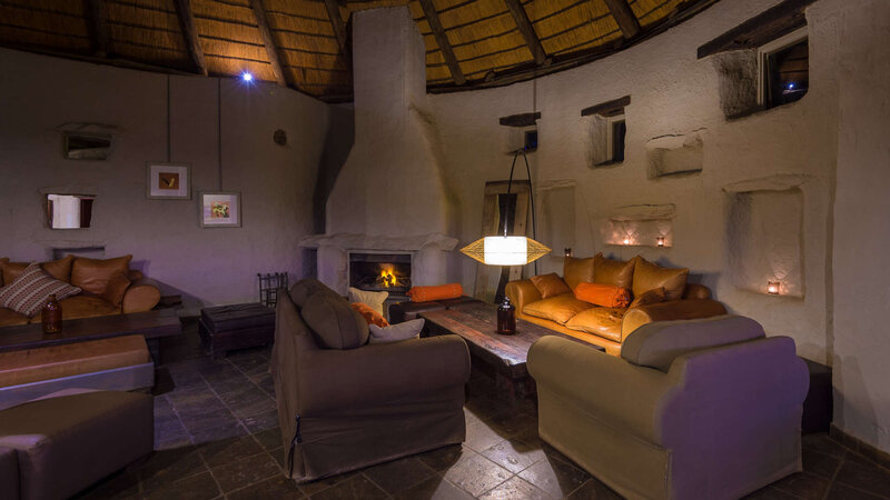 Namibie-Sossusvlei-Kulala-Desert-Lodge-Receptie-met-haardvuur