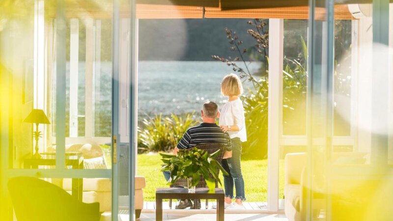 Nieuw-Zeeland-Marlborough-Hotels-Furneaux Lodge-cottage-terras-koppel