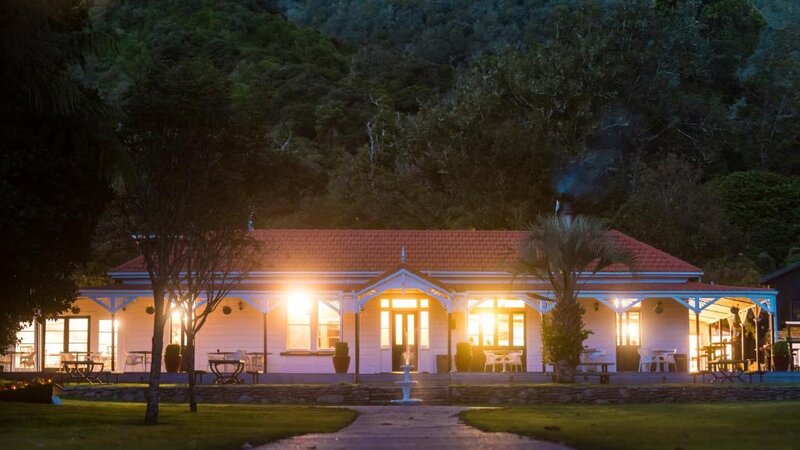 Nieuw-Zeeland-Marlborough-Hotels-Furneaux Lodge-donker