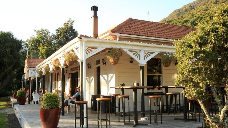 Nieuw-Zeeland-Marlborough-Hotels-Furneaux Lodge-restaurant terrasµ