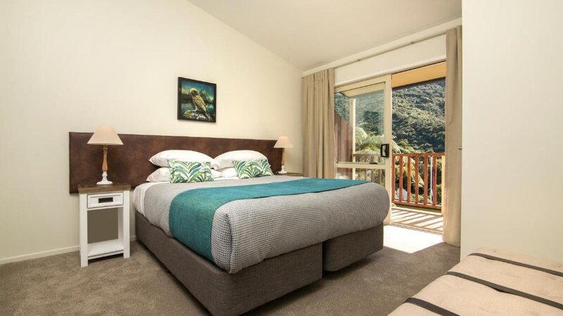 Nieuw-Zeeland-Marlborough-Hotels-Punga Cove Resort-Deluxe Suite-bed