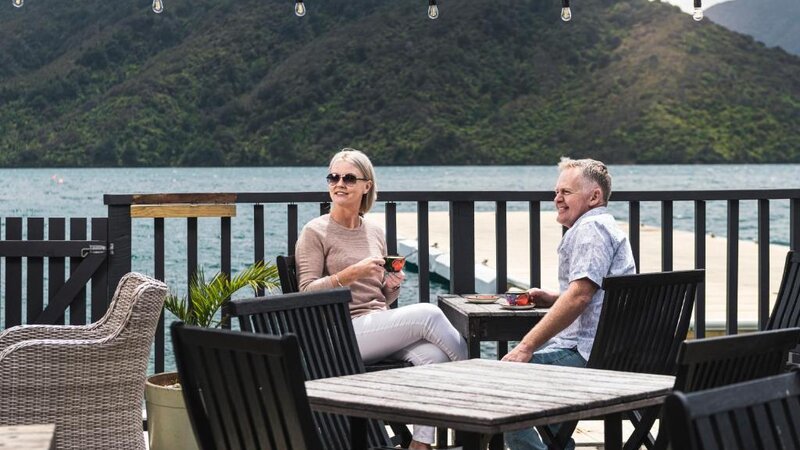 Nieuw-Zeeland-Marlborough-Hotels-Punga Cove Resort-terras