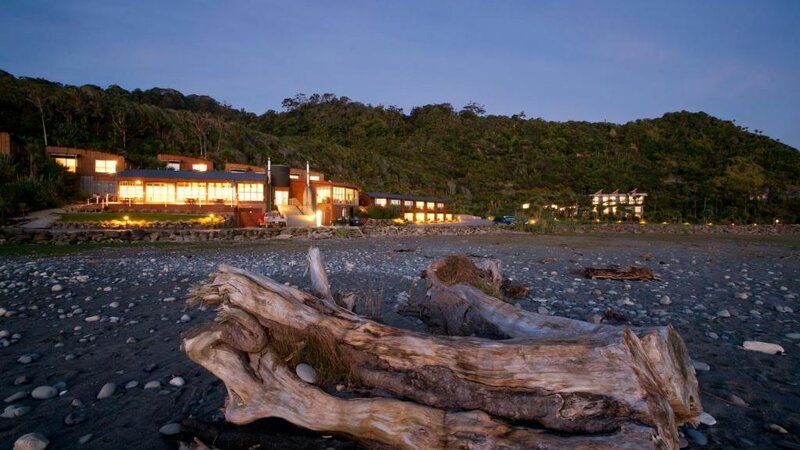 Nieuw-Zeeland-westcoast-hotel-Scenic Hotel Punakaiki-beach donker
