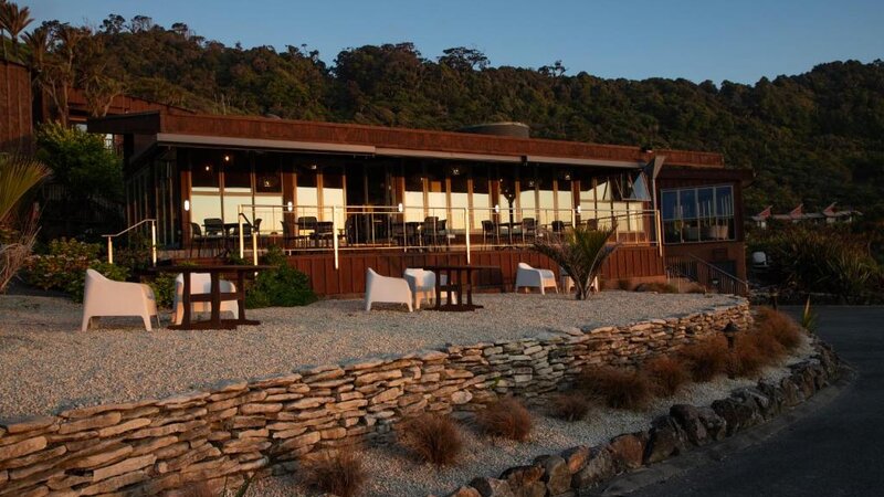 Nieuw-Zeeland-westcoast-hotel-Scenic Hotel Punakaiki-gebouw terras
