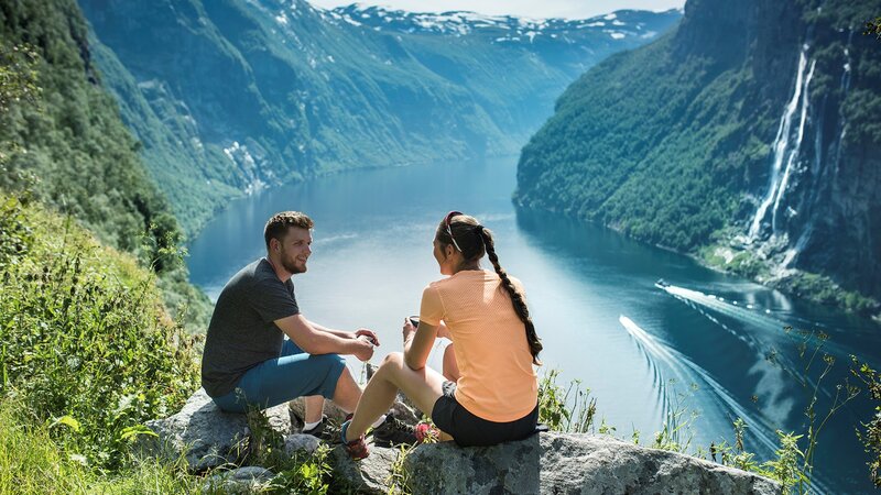 Noorrwegen-Fjord-Noorwegen-Bezienswaardigheid-Geiranger-koppel-uitzicht