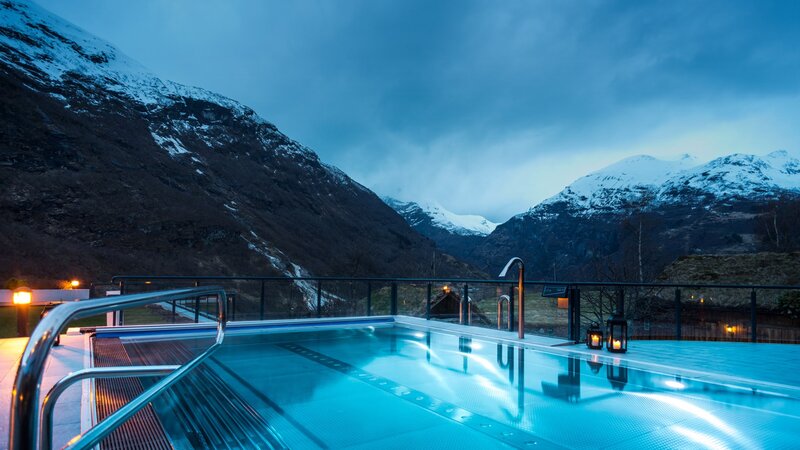 Noorwegen-Fjord-Noorwegen-Hotel-Union-Geiranger-buiten-zwembad