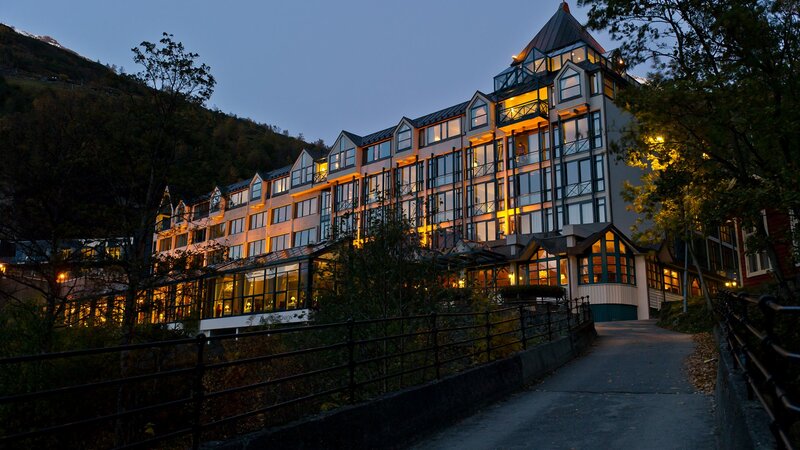 Noorwegen-Fjord-Noorwegen-Hotel-Union-Geiranger-hotelgebouw-avond