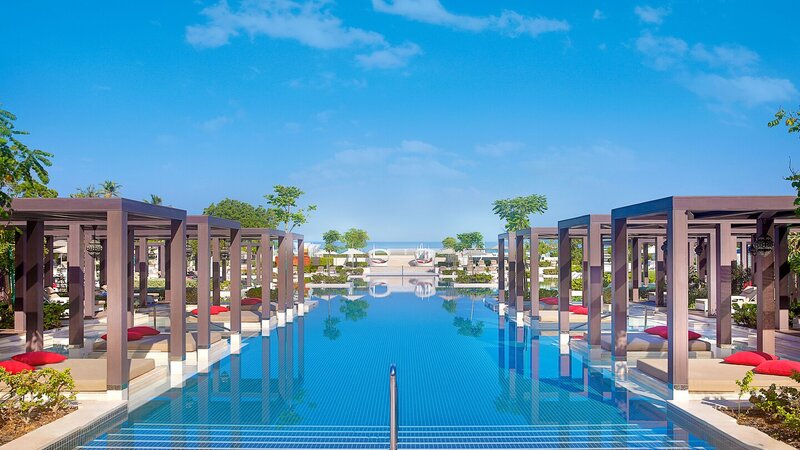 Oman-Muscat-W Hotel-zwembad en ligzetels