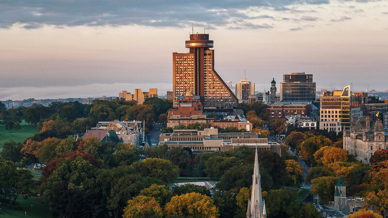 Oost-Canada-Québec-Hotel-Le-Concorde-Québec-gebouw