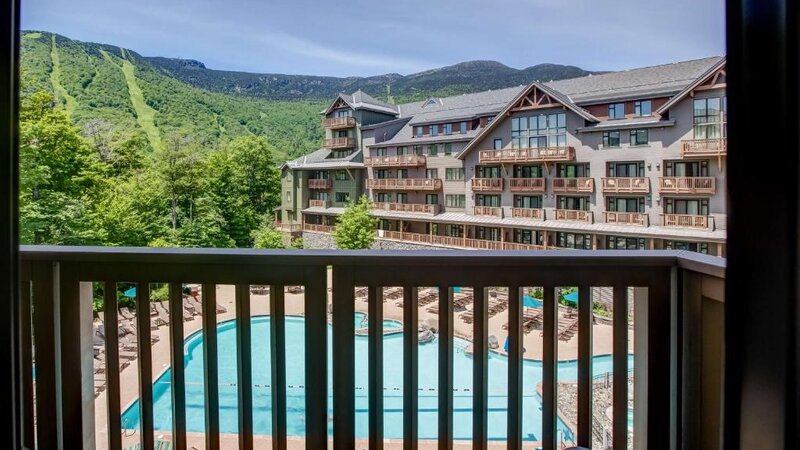 Oost-USA-Vermont-Stowe Mountain Lodge-Kamer-Balkon-Uitzicht zwembad