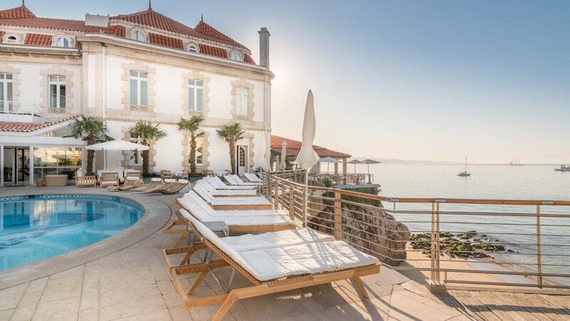 Portugal-Cascais-Hotel-The-Albatroz-Hotel-zwembad-met-ligbedden