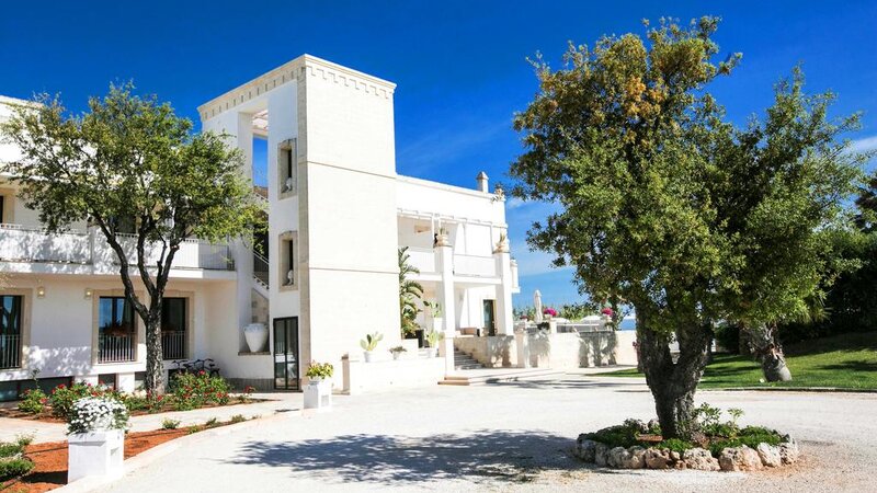 Puglia-Adriatische-kust-Canne Bianche Lifestyle Resort-hotelgebouw-ingang