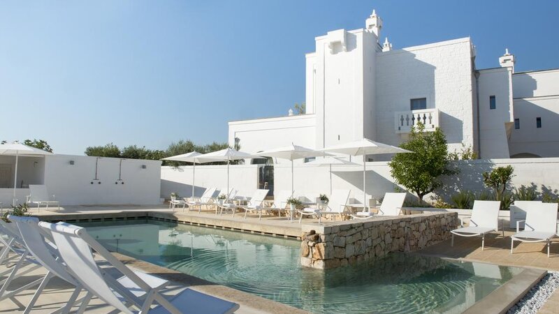 Puglia-Adriatische-kust-Masseria-Le-Torri-hotelgebouw-zwembad