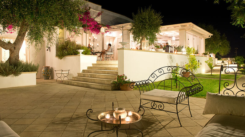Puglia-Adriatische-Kust-Tenuta-Centoporte-hotelgebouw-restaurant-avond