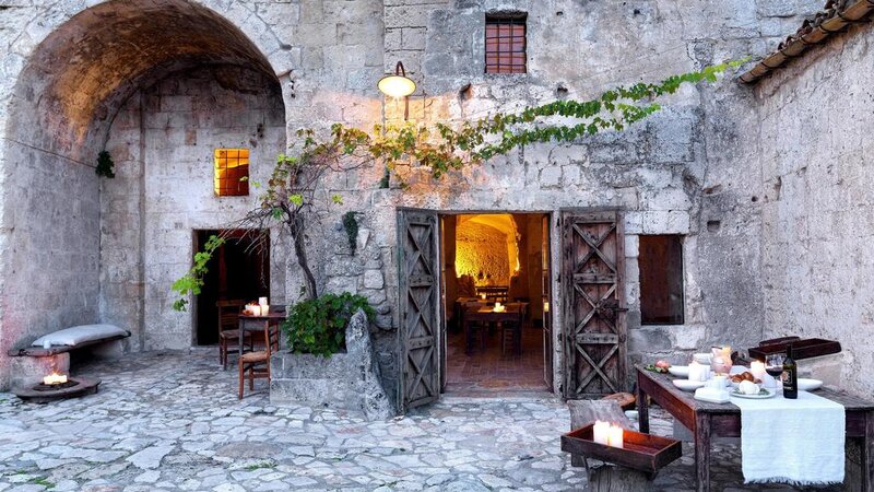 Puglia-Basilicata-Sextantio-Le-Grotte-Della-Civita-patio