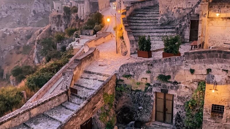 Puglia-Basilicata-Sextantio-Le-Grotte-Della-Civita-zonsopkomst-luchtfoto