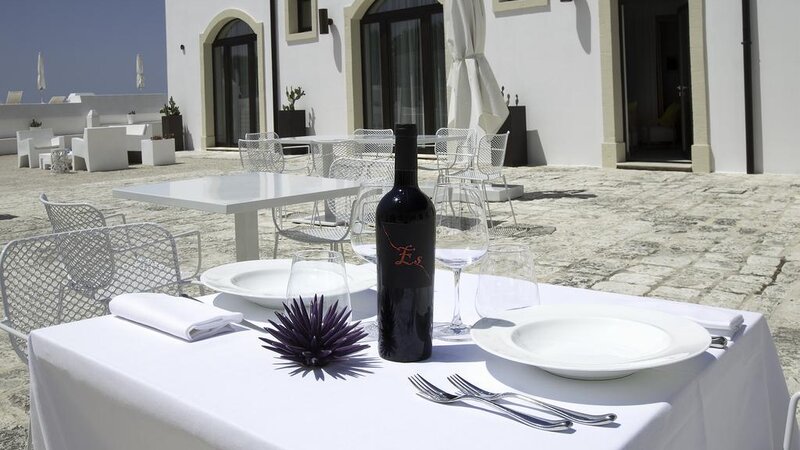 Puglia-Ionische-kust-Masseria-Bagnara-Resort-&-Spa-terras-tafel