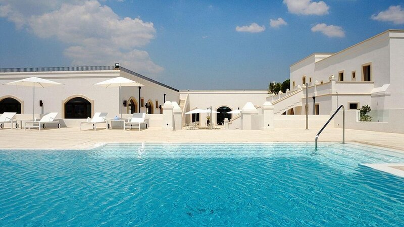 Puglia-Ionische-kust-Masseria-Bagnara-Resort-&-Spa-zwembad-met-ligbedden