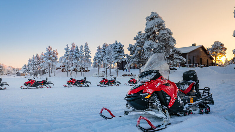 rsz_1rsz_finland-lapland-ivalo-wilderness-hotel-inari-outdoor-activities-sneeuwscooter