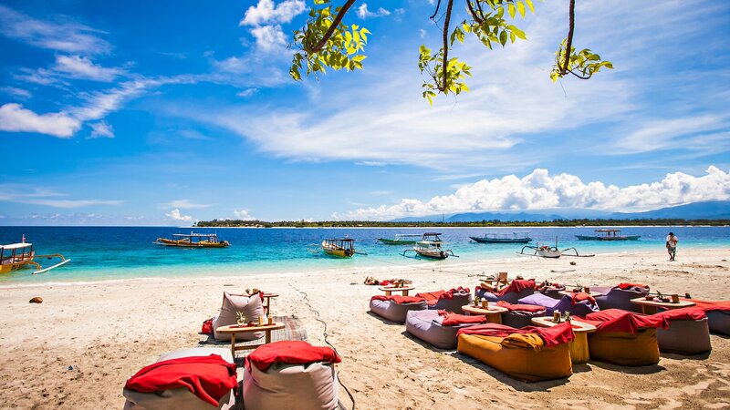 rsz_indonesië-gili-eilanden-strand-met-ligzakken