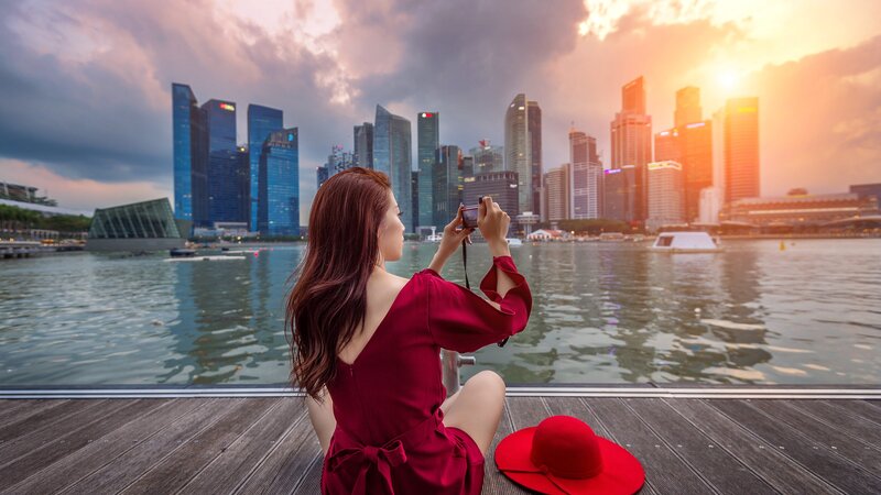 rsz_singapore-skyline-met-vrouw-die-foto-maakt
